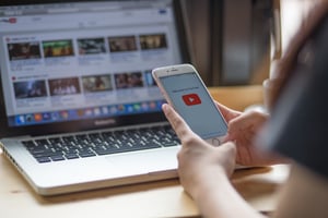 продвижение в социальных сетях. связанный контент. подросток и интернет зависимость. связанный контент. медиа маркетинг.